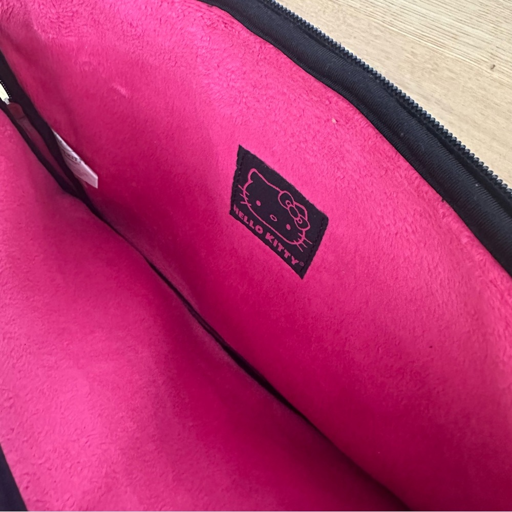 Hello Kitty Embossed Laptop Case - Picture 4 of 4